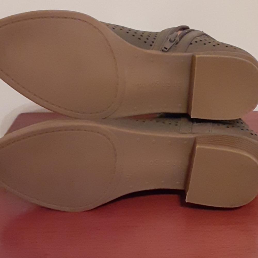 Shoes - Picture 4 of 8
